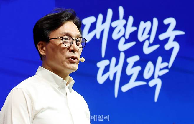 [이데일리 방인권 기자] 김민석 더불어민주당 대표가 27일 인천 인스파이어호텔에서 열린 ‘더불어민주당, 2026년 정기국회 대비 국회의원 워크숍’에서 ‘민주의 황금시대’란 주제로 발표를 하고 있다.