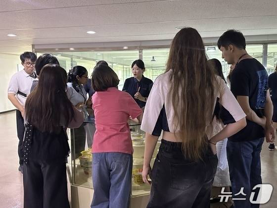 오뚜기 대풍공장 견학 중인 글로벌 캠프 참가자들 ⓒ 뉴스1 박혜연 기자