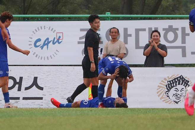 중앙대 최강민(가운데 아래쪽)이 26일 1,2학년 대학축구연맹전에서 선제골을 넣고 기뻐하고 있다. 사진 | 대학축구연맹