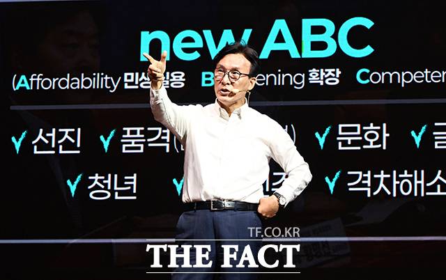 김민석 더불어민주당 대표가 당 의원 워크숍에서 정청래 의원의 이른바 '중도는 없다'는 주장을 공개적으로 언급하며 자신의 중도 확장론과 절충하기 어렵다는 취지로 발언하자, 정 의원이 "자신의 논리 전개 도구로 사용한 것에 유감"이라며 강하게 반발했다. 사진은 27일 오후 인천 영종구 인스파이어리조트에서 열린 더불어민주당 2026 정기국회 대비 국회의원 워크숍에 참석해 강연을 하고 있는 김 대표. /영종도=배정한 기자