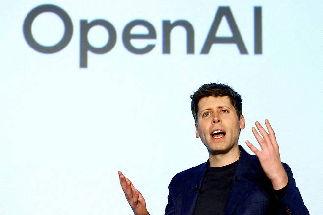 샘 올트먼 오픈AI CEO와 오픈AI 로고. /연합뉴스