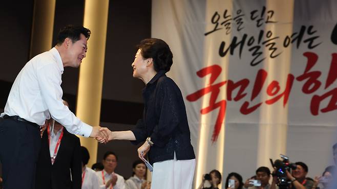 박근혜 전 대통령이 27일 경기도 고양시 장항동 소노캄 고양에서 열린 2026 국민의힘 국회의원 연찬회에서 장동혁 대표와 악수하며 대화하고 있다./뉴스1