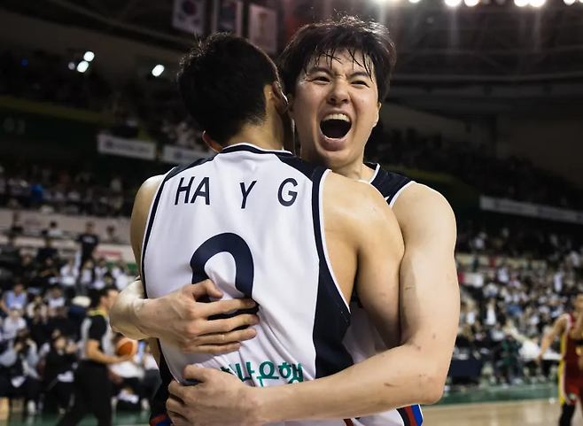 남자 대표팀 에이스 이현중(오른쪽). 사진=FIBA