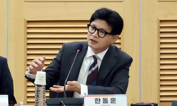 무소속 한동훈 의원이 25일 국회 의원회관에서 열린 "미국의 대전략과 한국의 선택" 세미나에서 발언하고 있다.  [사진=연합뉴스]