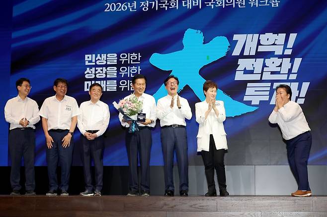 김민석 더불어민주당 대표가 27일 오후 인천 인스파이어 호텔에서 열린 2026년 정기국회 대비 국회의원 워크숍에서 정청래 전 대표와 전 지도부 최고위원들에게 감사패를 전달한 뒤 기념촬영하고 있다. 장진영 기자