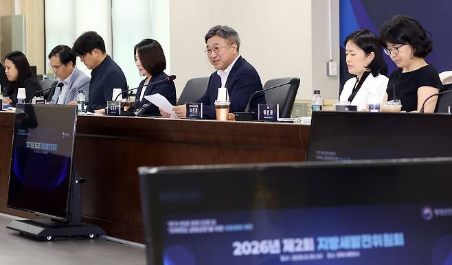 윤호중 행정안전부 장관이 26일 오전 서울 종로구 세종대로 정부서울청사에서 열린 제2회 지방세제발전위원회에서 모두 발언을 하고 있다. 뉴스1