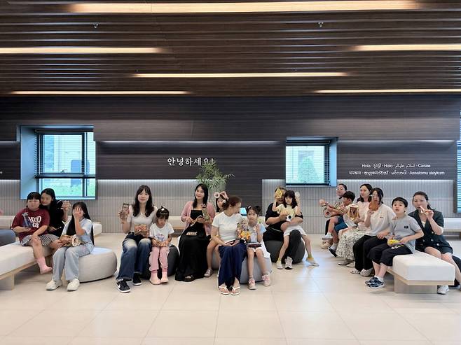 포천시가족센터에서 ‘우리 집은 두 개의 언어를 씁니다’ 프로그램에 참여한 다문화가족들이 직접 만든 악기를 들고 교육을 기다리고 있다. 포천문화관광재단 제공