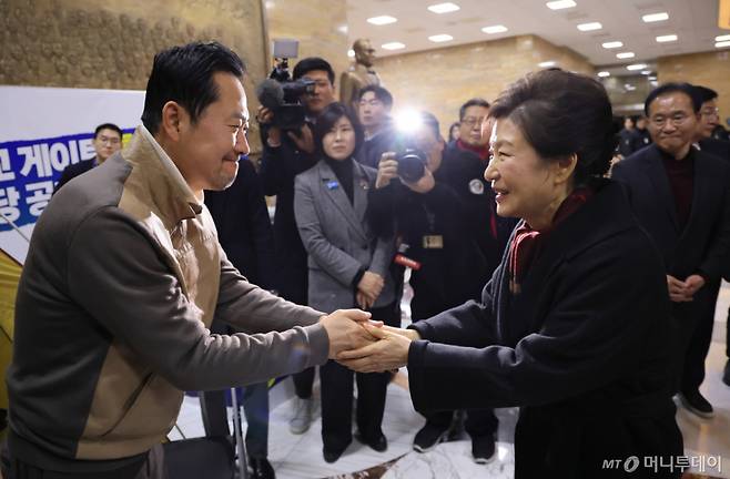 [서울=뉴시스] 김명년 기자 = 박근혜 전 대통령이 22일 서울 여의도 국회 로텐더홀에서 통일교게이트·더불어민주당공천뇌물 '쌍특검' 수용을 요구하며 8일째 단식 중인 장동혁 국민의힘 대표를 찾아 대화하고 있다. (공동취재) 2026.01.22. photo@newsis.com /사진=