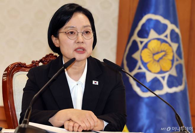 (서울=뉴스1) 이종덕 기자 = 한성숙 국무총리가 27일 서울 세종로 정부종합청사에서 데이터관계장관회의를 주재하고 있다. 이날 회의에서  AI 고가치 공공데이터 TOP100 조기 개방 추진방안에 대해 논의 했다.   2026.8.27/뉴스1  Copyright (C) 뉴스1. All rights reserved. 무단 전재 및 재배포,  AI학습 이용 금지. /사진=(서울=뉴스1) 이종덕 기자