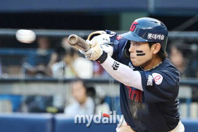 14일 오후 서울 잠실야구장에서 진행된 '2026 신한 SOL KBO 리그' 롯데 자이언츠 - LG 트윈스 경기. 롯데 황성빈이 8회초 번트를 시도하고 있다./곽경훈 기자