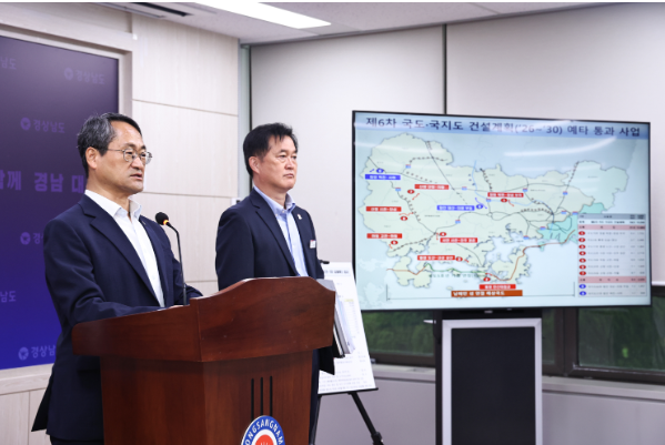 박일웅 경남도 행정부지사가 27일 오전 도청 프레스센터에서 브리핑을 갖고, 예타를 통과한 9개 사업에 대해 설명하고 있다. [경남도 제공]