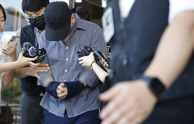 장미란(37)씨 등 실종 사건을 허위 종결한 혐의로 구속된 제주지역 현직 경찰관이 지난 25일 오후 제주지방법원에서 구속 전 피의자 심문(영장실질심사)를 받고 나오는 모습. [뉴시스]