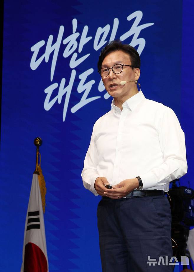 [인천=뉴시스] 고범준 기자 = 김민석 더불어민주당 대표가 27일 인천 인스파이어 호텔에서 열린 2026년 더불어민주당 정기국회 대비 국회의원 워크숍에서 강연을 하고 있다. 2026.08.27. bjko@newsis.com