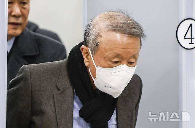 [서울=뉴시스] 정병혁 기자 = 홍원식 전 남양유업 회장이 회사를 상대로 약 443억원의 퇴직금을 달라며 낸 소송 1심에서 패소했다. 법원은 오히려 홍 전 회장이 남양유업에 11억여원을 지급해야 한다고 판단했다. 사진은 홍 전 회장이 지난 1월 29일 서울중앙지법에 출석하는 모습. 2026.08.27. jhope@newsis.com