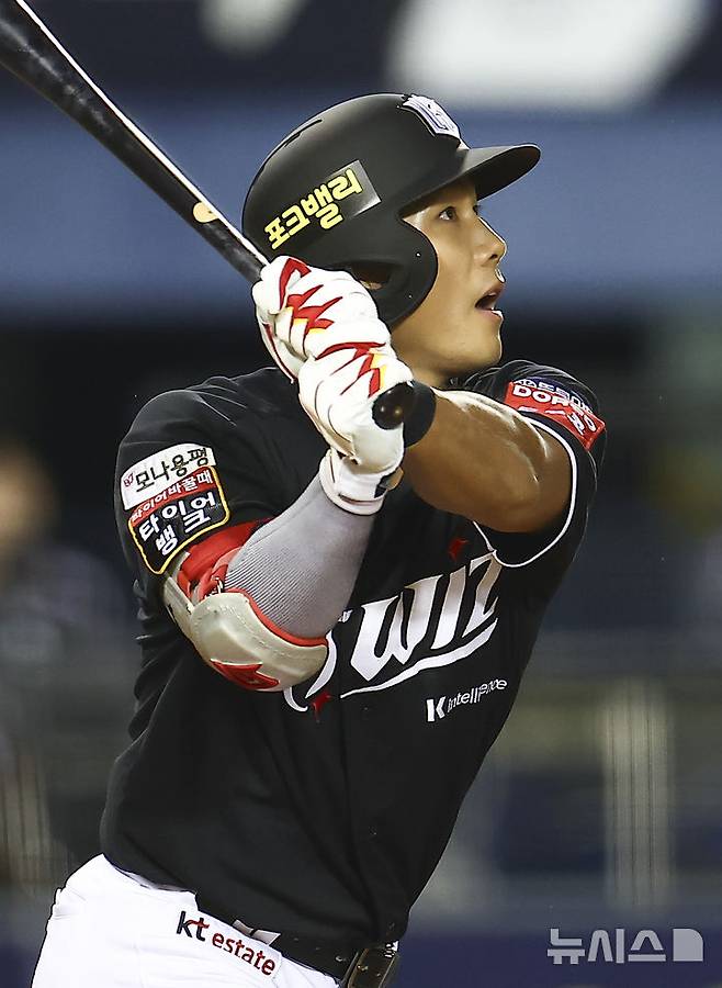 [서울=뉴시스] 김근수 기자 = 24일 서울 송파구 잠실야구장에서 열린 프로야구 '2025 신한 SOL 뱅크 KBO리그' KT 위즈와 두산 베어스의 경기, 8회초 2사 주자 1,2루 상황에서 KT 장진혁이 역전 쓰리런 홈런을 치고 있다. 2025.08.24. ks@newsis.com