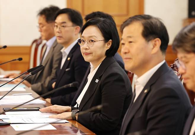 데이터 관계장관회의 주재하는 한성숙 총리 [연합뉴스 자료]