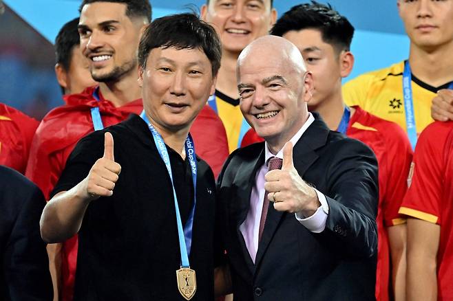 김상식 베트남 축구대표팀 감독이 26일 베트남 하노이의 미딘 국립경기장에서 열린 태국과의 2026 아세안(ASEAN) 현대컵 결승 2차전에서 비겨 우승을 확정한 뒤 잔니 인판티노 FIFA 회장과 포즈를 취하고 있다.  하노이 | AFP연합뉴스