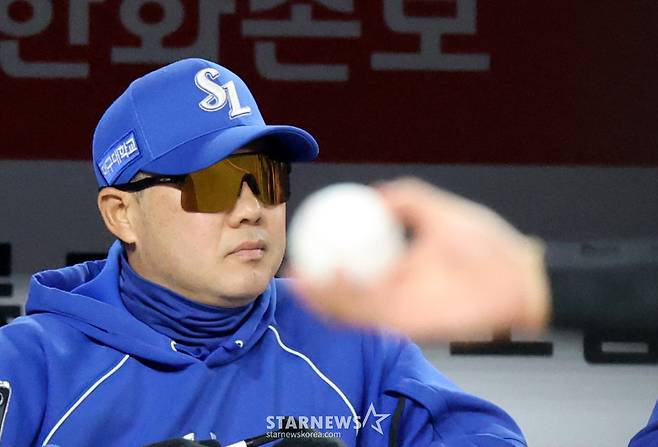 삼성 박진만 감독이 5일 대전한화생명볼파크에서 열리는 2026KBO리그 한화이글스와 삼성라이온즈 경기에서 차분히 그라운드를 응시하고 있다. 2026.04.15. /사진=강영조 cameratalks@