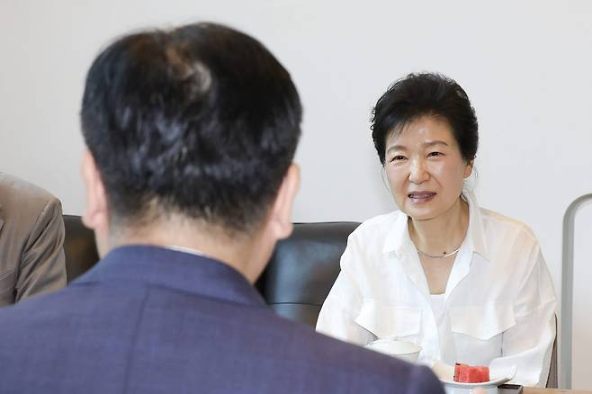 박근혜 전 대통령이 19일 대구 달성군 사저에서 정점식 국민의힘 원내대표와 대화를 나누고 있다. 국민의힘 제공