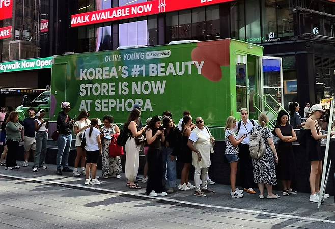 타임스퀘어 올리브영 팝업 트럭에 긴 줄 [촬영 조민정]