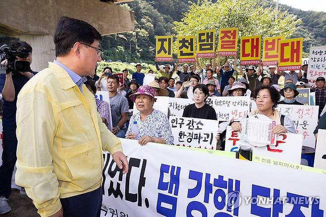김성환 기후에너지환경부 장관이 작년 8월 29일 충남 청양군 지천댐 후보지를 찾아 현장을 점검하고 있다. [기후부 제공. 재판매 및 DB 금지]