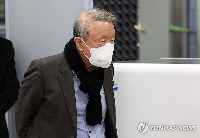 법정 나서는 홍원식 전 회장 (서울=연합뉴스) 한종찬 기자 = 홍원식 전 남양유업 회장이 29일 서울중앙지법에서 열린 특정경제범죄 가중처벌법상 횡령·배임, 배임수재 등 혐의 사건 선고 공판을 마친 뒤 밖으로 나서고 있다. 이날 중앙지법은 홍 전 회장에 대해 징역 3년 실형에 보석 상태 유지 판결을 내렸다. 2026.1.29 [공동취재] saba@yna.co.kr