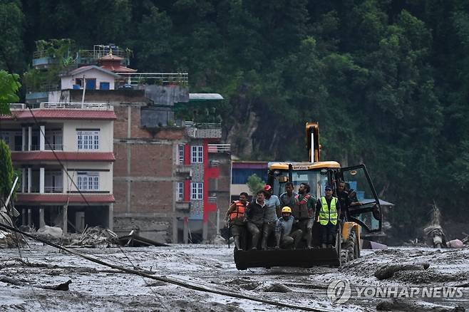 네팔 홍수 현장에서 진행 중인 구조 작업 [AFP 연합뉴스]