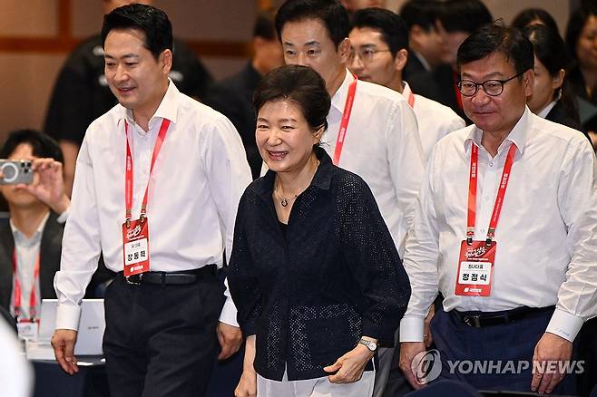 국민의힘 연찬회 참석하는 박근혜 전 대통령 (고양=연합뉴스) 이동해 기자 = 박근혜 전 대통령이 27일 경기도 고양시 장항동 소노캄 고양에서 열린 2026 국민의힘 국회의원 연찬회에 참석하고 있다. 2026.8.27 [공동취재] eastsea@yna.co.kr