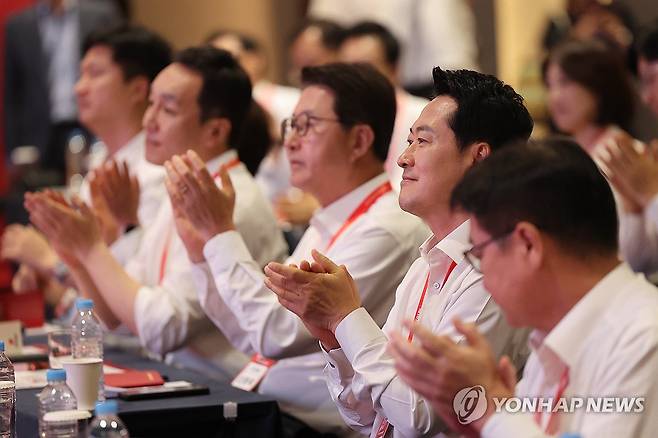 박수치는 장동혁 대표 (고양=연합뉴스) 이동해 기자 = 국민의힘 장동혁 대표가 27일 경기도 고양시 장항동 소노캄 고양에서 열린 2026 국민의힘 국회의원 연찬회에서 박근혜 전 대통령 발언에 박수를 치고 있다. 2026.8.27 [공동취재] eastsea@yna.co.kr