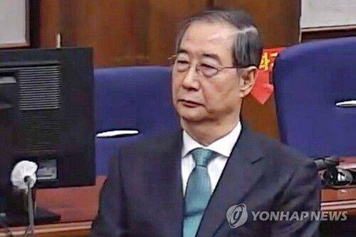 ◇내란 중요임무 종사 혐의를 받는 한덕수 전 국무총리(왼쪽)가 21일 서울중앙지법에서 열린 1심 선고 공판에 출석해 있다. 2026.1.21 [서울중앙지법 제공]