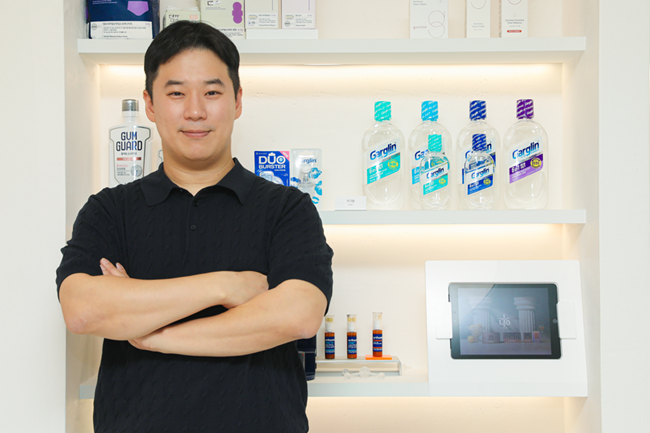 동아제약 강주엽 브랜드1팀 책임이 최근 리브랜딩한 가그린 제품을 소개하며 포즈를 취하고 있다. /사진=동아제약