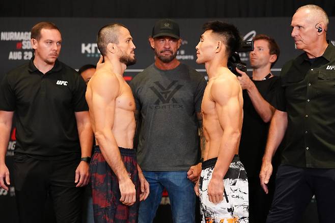 UFC 상하이 대회에서 메인이벤트로 맞붙는 우마르 누르마고메도프(왼쪽)와 송야동이 서로 페이스오프를 하고 있다. 사진=UFC