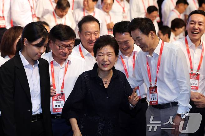박근혜 전 대통령이 27일 오후 경기 고양시 일산동구 소노캄 고양에서 열린 '2026 국민의힘 국회의원 연찬회'에서 기념촬영을 마치고 연찬회장을 나서고 있다. 오른쪽이 유영하 의원. 2026.8.27 ⓒ 뉴스1 황기선 기자
