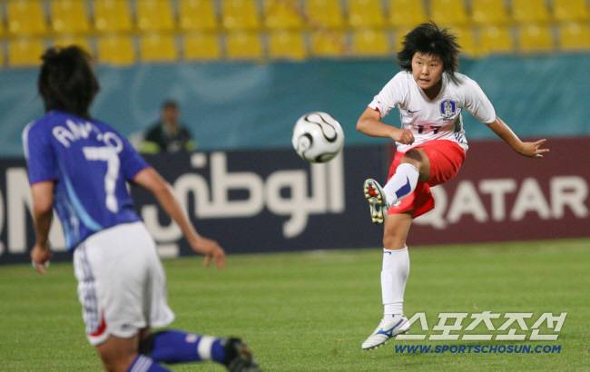 2006년 도하아시안게임 일본과의 준결승전에서 발리슈팅을 날리고 있는 15세의 지소연. 사진출처=스포츠조선 DB