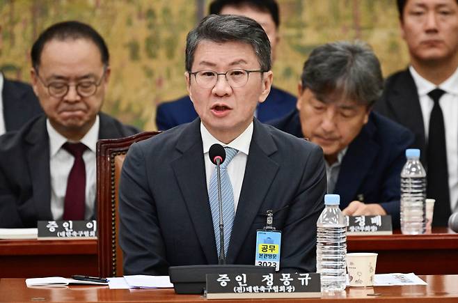 질의에 답하는 정몽규 전 대한축구협회장      (서울=연합뉴스) 정몽규 전 대한축구협회장이 30일 국회 문화체육관광위원회에서 열린 대한축구협회 현안 관련 청문회에서 의원 질의에 답하고 있다. 2026.7.30 [국회사진기자단]