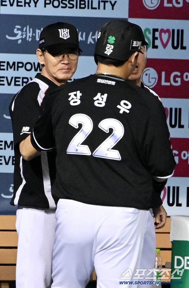 19일 잠실야구장에서 열린 KT와 LG의 경기. 8회초 장성우가 솔로홈런을 치고 이강철 감독과 기쁨을 나누고 있다. 잠실=허상욱 기자wook@sportschosun.com/2026.07.19/