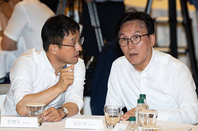 김민석 더불어민주당 대표와 한병도 원내대표가 27일 인천 영종구 인스파이어 엔터테인먼트 리조트에서 열린 2026년 정기국회 대비 국회의원 워크숍에서 대화하고 있다./뉴스1
