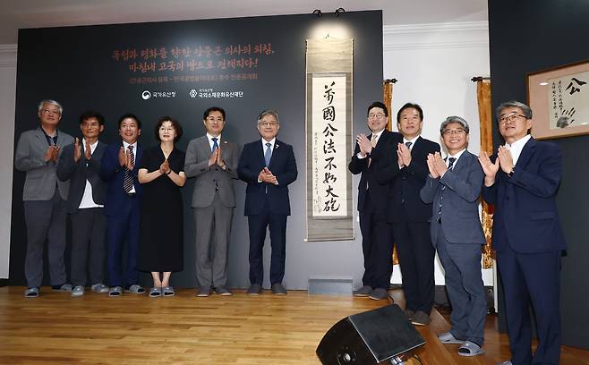 허민(유묵 왼쪽) 국가유산청장을 비롯한 참석자들이 지난 13일 오전 서울 중구 덕수궁 중명전에서 열린 안중근 의사 유묵 ‘만국공법불여대포(萬國公法不如大砲)’ 환수 언론공개회에서 기념촬영을 하고 있다. /뉴스1