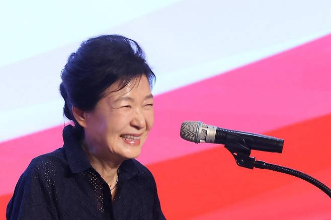 [고양=뉴시스]  박근혜 전 대통령이 27일 오후 경기 고양시 일산동구 소노캄 고양에서 열린 ‘2026 국민의힘 국회의원 연찬회’에서 발언을 하고 있다. (공동취재) 2026.08.27.