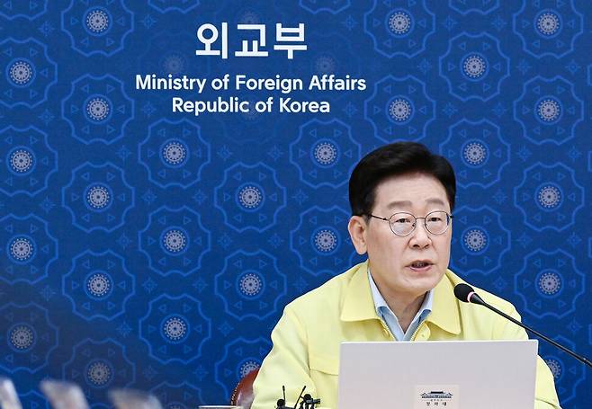 이재명 대통령이 27일 서울 외교부 청사에서 열린 네팔 홍수 피해 대응 긴급회의에서 발언하고 있다. 연합뉴스.