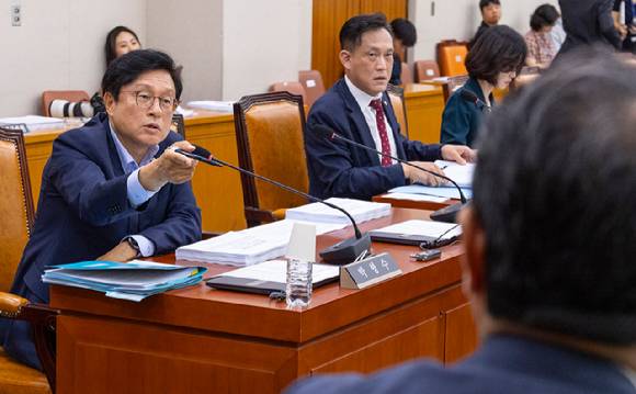 28일 국회에서 열린 법제사법위원회 법안심사 제1소위원회에서 위원장인 더불어민주당 김승원 의원이 28일 국회에서 열린 소위 회의에서 안건 순서 변경을 설명하자, 국민의힘 박형수 의원(왼쪽)이 협의 없는 순서 변경이라 항의하고 있다. 2026.7.28 [사진=연합뉴스]