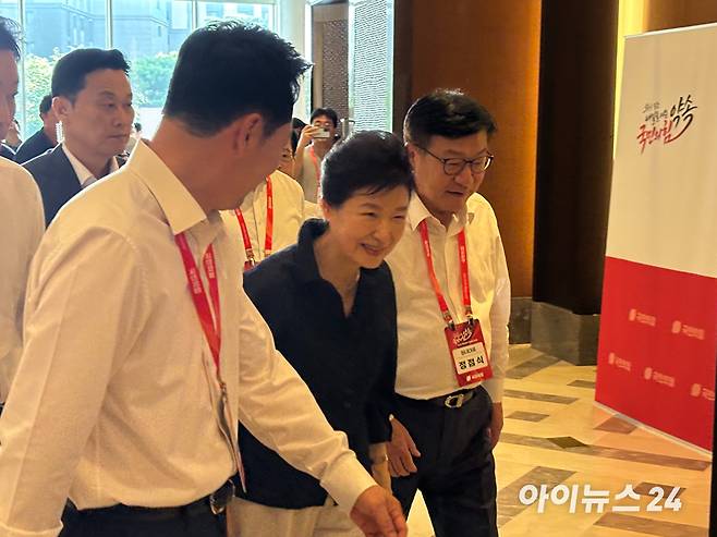 박근혜 전 대통령이 27일 경기 고양 소노캄에서 열린 국민의힘 연찬회에 장동혁 당대표(왼쪽)과 정점식 원내대표(오른쪽)과 함께 참석하고 있다. [사진=김민지 기자]