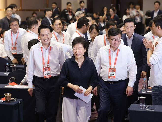 박근혜 전 대통령(가운데)이 27일 경기도의 한 리조트에서 열린 ‘2026 국민의힘 국회의원 연찬회’에 참석하고 있다. 박 전 대통령은 이날 약 20분간 당 단합을 주제로 강연했다. 왼쪽은 장동혁 대표, 오른쪽은 정점식 원내대표. 임현동 기자