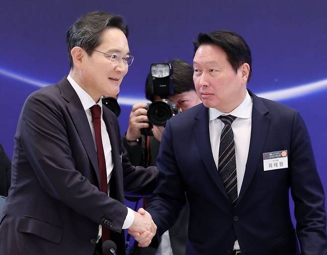 이재용 삼성전자 회장과 최태원 SK그룹 회장이 지난 6월 청와대에서 이재명 대통령 주재로 열린 3대 메가프로젝트 국민보고회에서 악수하고 있다.