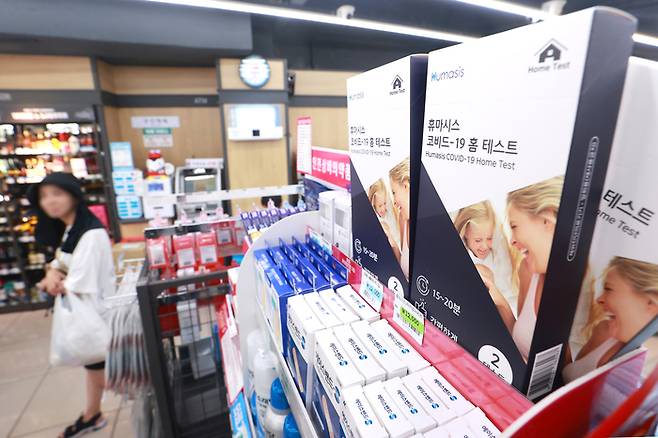 코로나19가  재유행 조잠울 보이면서 주요 편의점의 자가진단키트 매출이 급증하고 있는 것으로 나타났다. [연합뉴스]