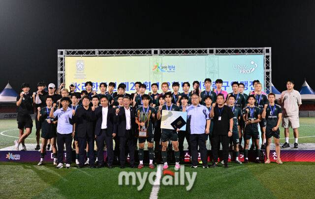 2026년 8월 27일 오후 경상남도 합천군 군민체육공원 2구장에서 열린 '水려한합천 제21회 1.2학년 대학축구연맹전(한.일 교류전 선발)' 황가람기 결승전, 동명대학교와 선문대학교의 경기.동명대가 준우승을 차지한 뒤 기념촬영을 하고 있다./합천군민체육공원=유진형 기자