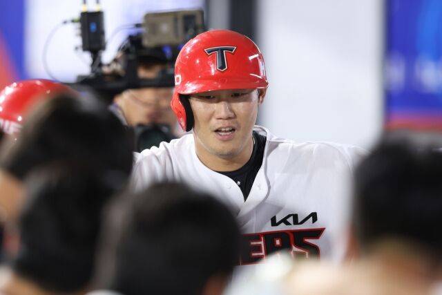 KIA 타이거즈 하주석이 26일 광주 KIA챔피언스필드에서 열린 롯데 자이언츠와의 홈 경기서 홈런을 치고 덕아웃에서 동료들의 축하를 받고 있다./KIA 타이거즈 제공