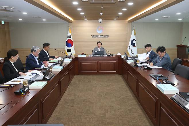 김종철 방송미디어통신위원장이 28일 정부과천청사에서 ‘2026년 제31차 전체회의’를 열고있다. [방미통위]