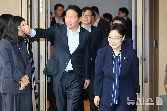 [서울=뉴시스] 조수정 기자 = 한성숙 국무총리와 최태원 대한상공회의소 회장이 28일 서울 중구 대한상공회의소에서 열린 '경제협·단체규제 합리화 간담회'에 참석하고 있다.  (공동취재) 2026.08.28. chocrystal@newsis.com