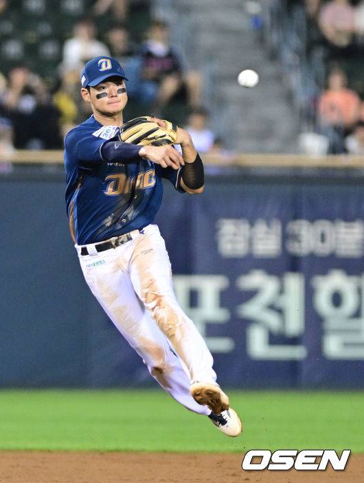 [OSEN=잠실, 최규한 기자] 27일 서울 잠실야구장에서 ‘2026 신한 SOL Bank KBO리그’ LG 트윈스와 NC 다이노스의 경기가 열렸다.홈팀 LG는 박시원, 방문팀 NC는 토다 나츠키를 선발로 내세웠다.4회말 2사 주자없는 상황 LG 최원영의 내야 땅볼 때 타구를 잡은 NC 유격수 김주원이 1루로 송구하고 있다. 2026.08.27 / dreamer@osen.co.kr